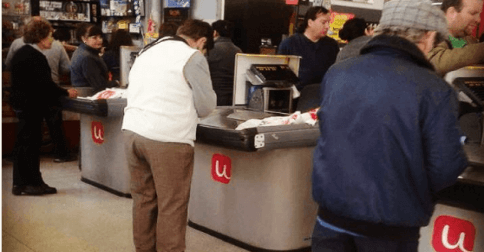 Adultos mayores trabajan como empaques de supermercado